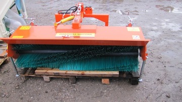Полуоткрытая подметальная машина для песка и снега Kubota
