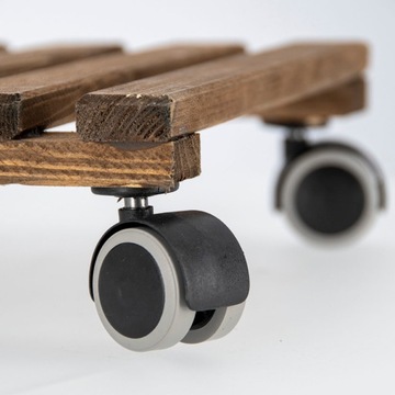 Деревянная подставка на колесах.