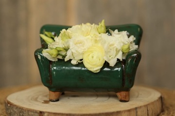 Темно-зеленый декоративный керамический диван