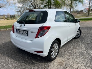 Toyota Yaris III Hatchback 5d 1.0 VVT-i 69KM 2013 Toyota Yaris Toyota Yaris 1.0 69KM Salon PL 022014 Benzyna 69KM, zdjęcie 2