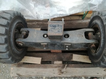 Вилочный погрузчик с рулевой осью