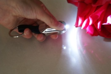 Брелок со светодиодным фонариком с вашей ГРАВИРОВКОЙ в подарок парню на ДЕНЬ ВАЛЕНТИНА.