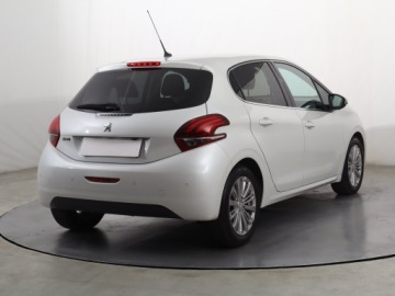 Peugeot 208 I Hatchback 5d Facelifting 1.2 PureTech 110KM 2018 Peugeot 208 1.2 PureTech, Salon Polska, Navi, zdjęcie 4