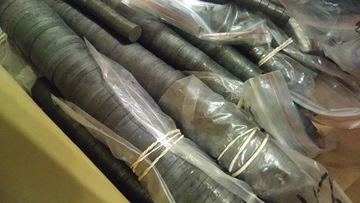 Круглый плоский ферритовый магнит диаметром 2 мм x Д 20 мм.