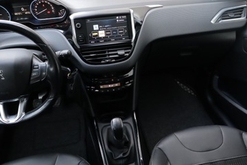 Peugeot 2008 I SUV Facelifting 1.2 PureTech 110KM 2017 Peugeot 2008 1.2 PureTech, Salon Polska, zdjęcie 7