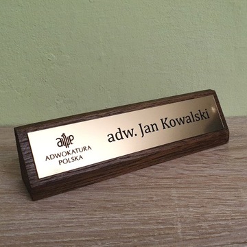 Деревянный значок на столе - гравировка