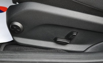 Mercedes Klasa C W205 Limuzyna 180 156KM 2017 Mercedes-Benz Klasa C 180 CGI Avangarde Automat Benzyna 1.6 Benzyna 156KM, zdjęcie 20