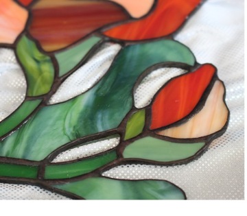 Витражный цветок модерн Ирис Красный на окне