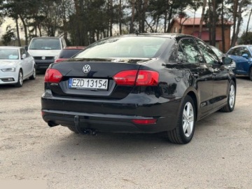 Volkswagen Jetta VI Sedan 1.2 TSI 105KM 2011 Volkswagen Jetta 1.2 TSI BlueMotion Technology Trendline 105KM 2011r, zdjęcie 8