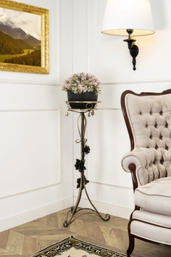 Прочная металлическая подставка для цветов для сада, террасы или балкона.