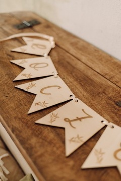 Деревянная гирлянда с надписью «Один год» - листья
