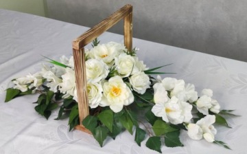 Могильный венок, букет на могилу, кладбищенская рамка.