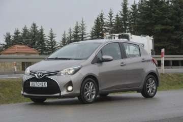 Toyota Yaris III Hatchback 5d Facelifting 1.33 Dual VVT-i 99KM 2015 Toyota Yaris 1.33 Benzyna nawi hak kamera cofania, zdjęcie 2