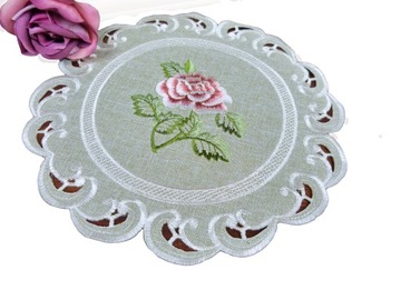 Elegancka Serwetka Dekoracyjna z Haftem Róży - 20cm średnicy, Oliwkowe Tło