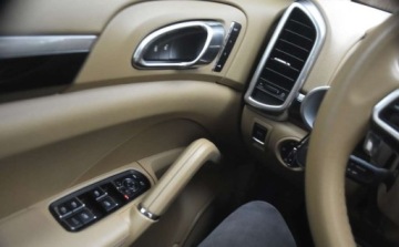 Porsche Cayenne II SUV Facelifting 4.2 D 385KM 2014 Porsche Cayenne Porsche Cayenne S Diesel Platinum Edition 4.1 Diesel 385KM, zdjęcie 16