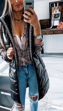 ДЛИННЫЙ СТЕГАНЫЙ ЖИЛЕТ, ЧЕРНЫЙ РУКАВ