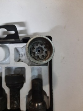 КОМПЛЕКТ БОЛТОВ КОЛЕСНОГО КРЕПЛЕНИЯ VW SEAT SKODA 000071597