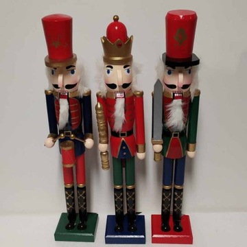 Деревянные фигурки и солдатики щелкунчика