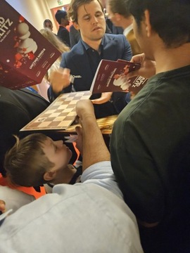 Шахматная доска с автографами гроссмейстеров.