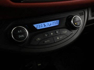Toyota Yaris III Hatchback 5d Facelifting 2017 1.5 Dual VVT-iE 111KM 2018 Toyota Yaris klima-auto kamera Bluetooth tempomat, zdjęcie 25