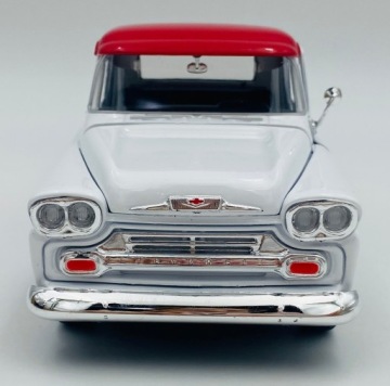 Пикап Chevy Apache Fleetside в масштабе 1:24, Motormax 79311, белый с красной крышей