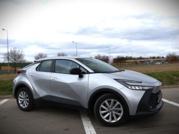 Toyota C-HR II SUV 1.8 Hybrid 140KM 2025 Toyota C-HR 1.8 Hybrid ComfortGwarancjaSalon PL 1.8 Hybryda 140KM