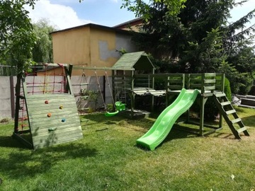 Детская площадка, деревянный мостик, скалодром.