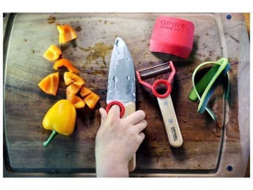 Детский кухонный набор - нож, скребок и защита для пальцев.