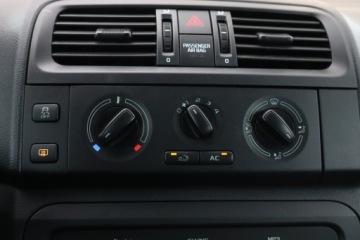 Skoda Fabia II Hatchback Facelifting 1.2 HTP 60KM 2011 Skoda Fabia 1.2, Klima, zdjęcie 14