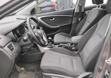 Hyundai i30 II 2015 Hyundai i30 2015r. 1.6 CRDI. Uszkodzony tyl i lekko lewy przod. Jezdzi., zdjęcie 6