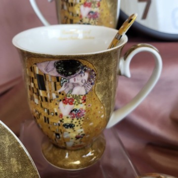 НАБОР ИЗ 2 КРУЖЕК В ПОДАРОЧНОЙ КОРОБКЕ С СЕРДЦЕМ Г.КЛИМТА