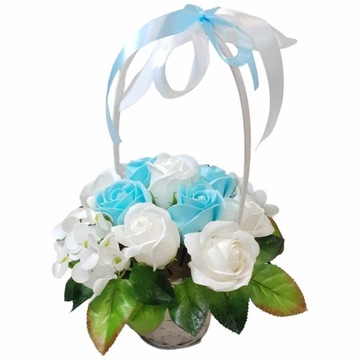 Элегантный букет-корзина с мыльными цветами Нежные синие и белые цветы