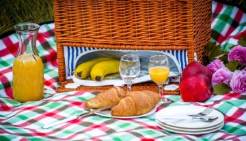 ПЛЕТЕНАЯ КОРЗИНКА ДЛЯ ПИКНИКА С ОТКИДНЫМИ ТАРЕЛКАМИ НАБОР СТОЛОВЫХ ПРИБОРОВ НА 4 ЧЕЛОВЕКА