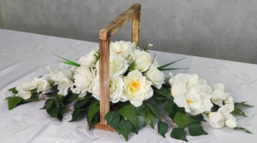 Могильный венок, букет на могилу, кладбищенская рамка.