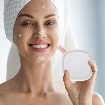 Небольшое портативное косметическое зеркало для макияжа.