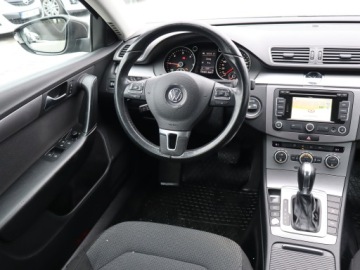 Volkswagen Passat B7 Variant 2.0 TDI CR DPF BlueMotion 140KM 2013 VW Passat 2.0 TDI, Salon Polska, DSG, Navi, Xenon, zdjęcie 6