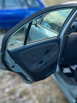 DVEŘE LEVÝ ZADNÍ MITSUBISHI CARISMA HB KOMPLETNÍ LAK G61