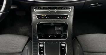 Mercedes Klasa E W213 Limuzyna 2.0 220d 194KM 2020 Mercedes-Benz Klasa E E220 4matic Od dealera Kamera cofania LED Martwe Pole, zdjęcie 13