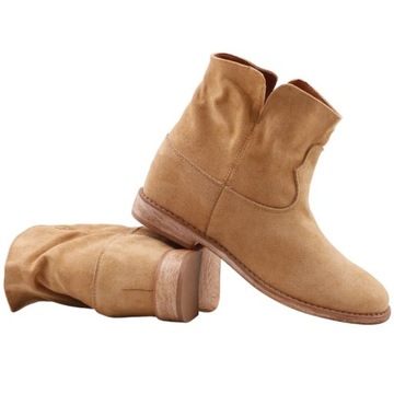 Женские ботинки изолированы с скрытыми клиньями зимние замшевые туфли верблюда