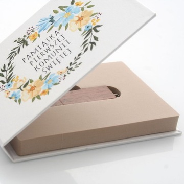 Деревянная коробочка для флешки для первого причастия.