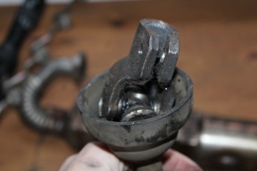 KŘIŽÁK SLOUPCE ŘÍDÍCÍ AVENSIS VERSO