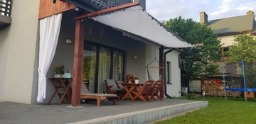 РАСШИРЯЕМЫЙ СОЛНЕЧНЫЙ ПАРУС, СвернутЫЙ В ИНДИВИДУАЛЬНУЮ КОНСТРУКЦИЮ ПЕРГОЛЫ