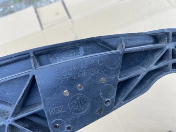 DRŽÁK VÝZTUHA NÁRAZNÍKU LEVÝ PŘEDNÍ PORSCHE MACAN 95B807889C