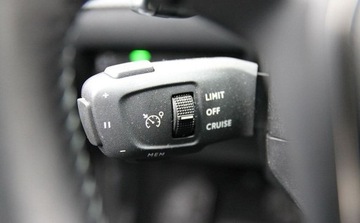 Peugeot 2008 II SUV Facelifting 1.2 PureTech 130KM 2024 Peugeot 2008 PureTech 130 Allure SS EAT8 2024 Polift SalonPLGwarancja od, zdjęcie 23