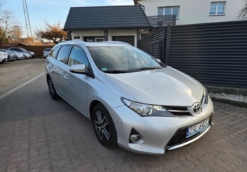 Toyota Auris II Touring Sports Facelifting 1.6 Valvematic 132KM 2015 Toyota Auris Zarejestrowany, ubezpieczony. Zapraszamy. 1.6 Benzyna 132KM