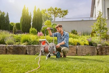 Комплект Gardena AquaRoll M Easy Metal: тележка для шланга длиной до 60 м.