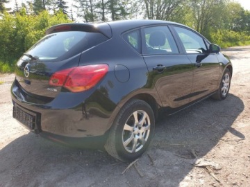 Opel Astra J Hatchback 5d 1.4 Twinport ECOTEC 100KM 2010 Opel Astra Opel Astra 2010 1.4 benzyna 1.4 Benzyna 101KM, zdjęcie 2
