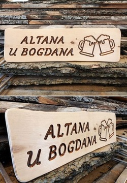 номер дома, табличка с названием улицы, надписи на дереве.