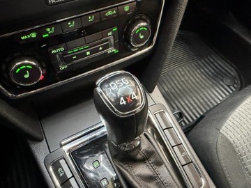 Skoda Superb II Sedan 2.0 TDI CR DPF 140KM 2013 Skoda Superb duze rodzinne kombi w 4x4 z automatyczna skrzynia dsg w bogat, zdjęcie 28