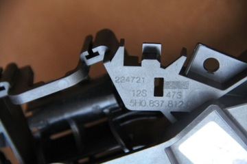 DRŽÁK VODIČ KLIKY DVEŘE PRAVÝ ZADNÍ PŘEDNÍ VW GOLF 8 5H0837812D